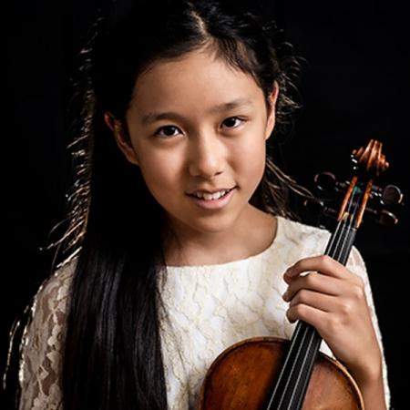Leia Zhu mit Violine vor schwarzem Hintergrund